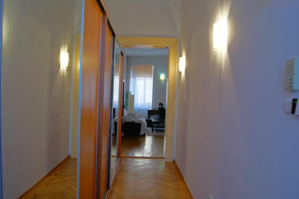 Stylish Studio Kronstadt Apartment Brasov Bilik gambar